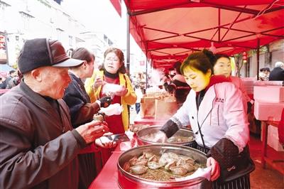 4.游客购买、品尝展销位上的美食.jpg